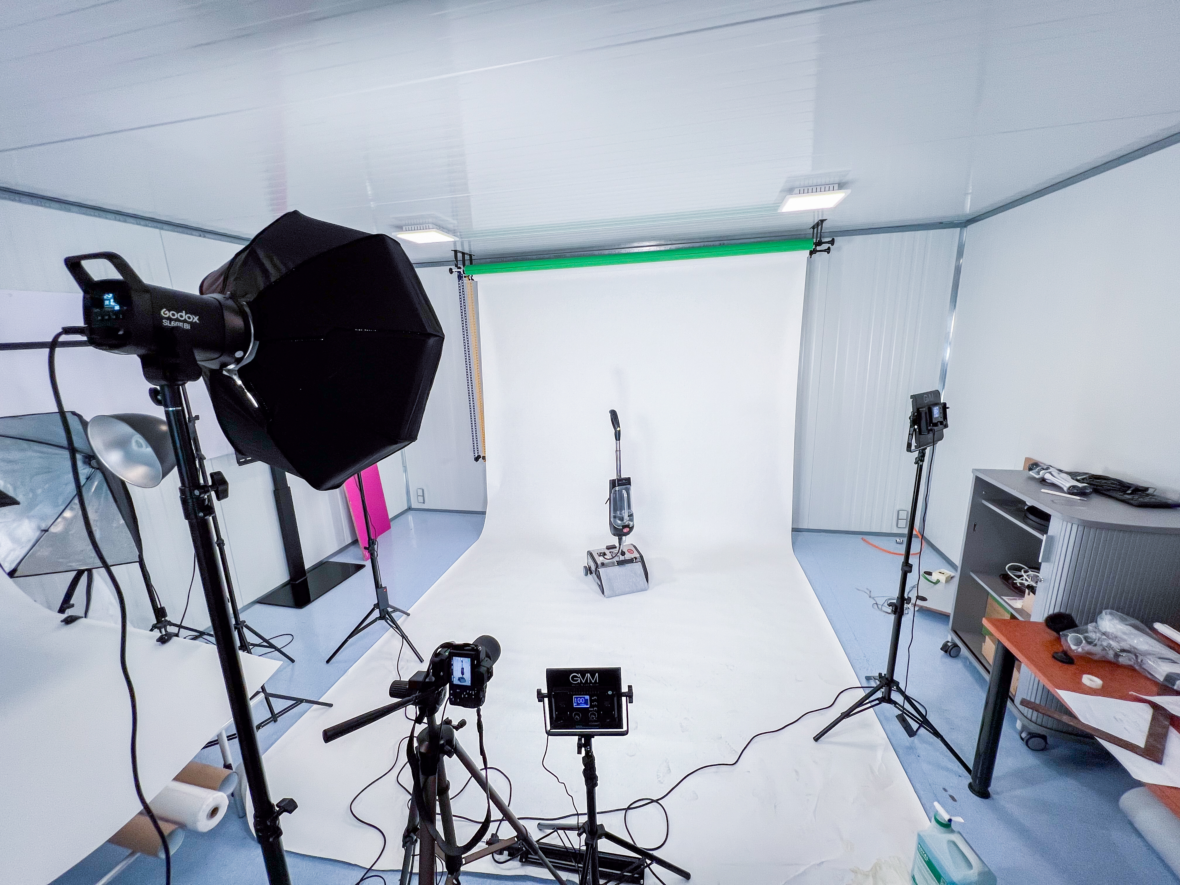 Filmset mit Studiobeleuchtung